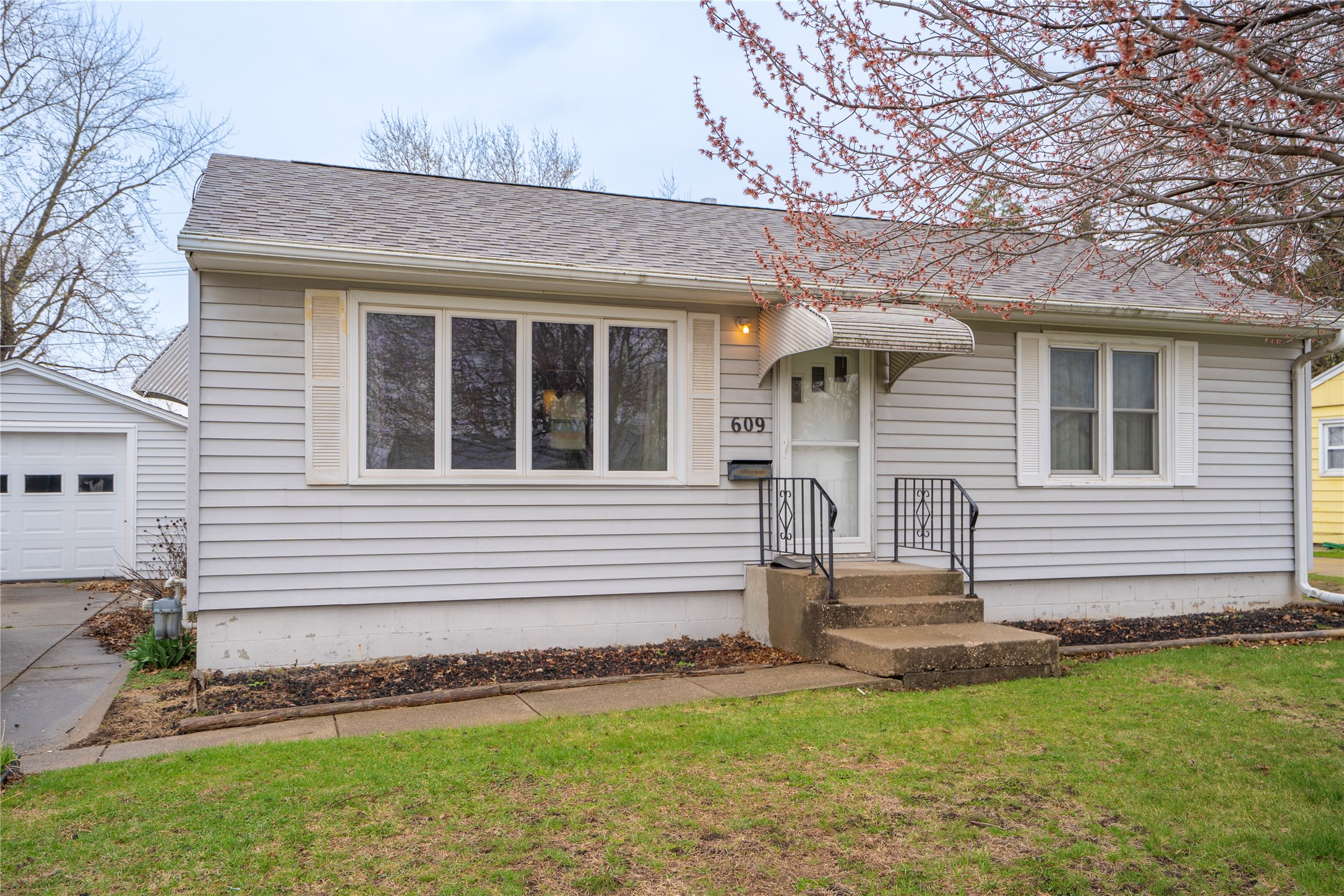 609 E 25th Street, Newton, Iowa image 1