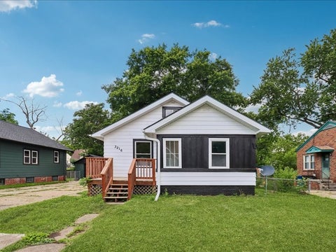 Homes For Sale - 3216 SW 13th Street<br/> Des Moines, IA 50315