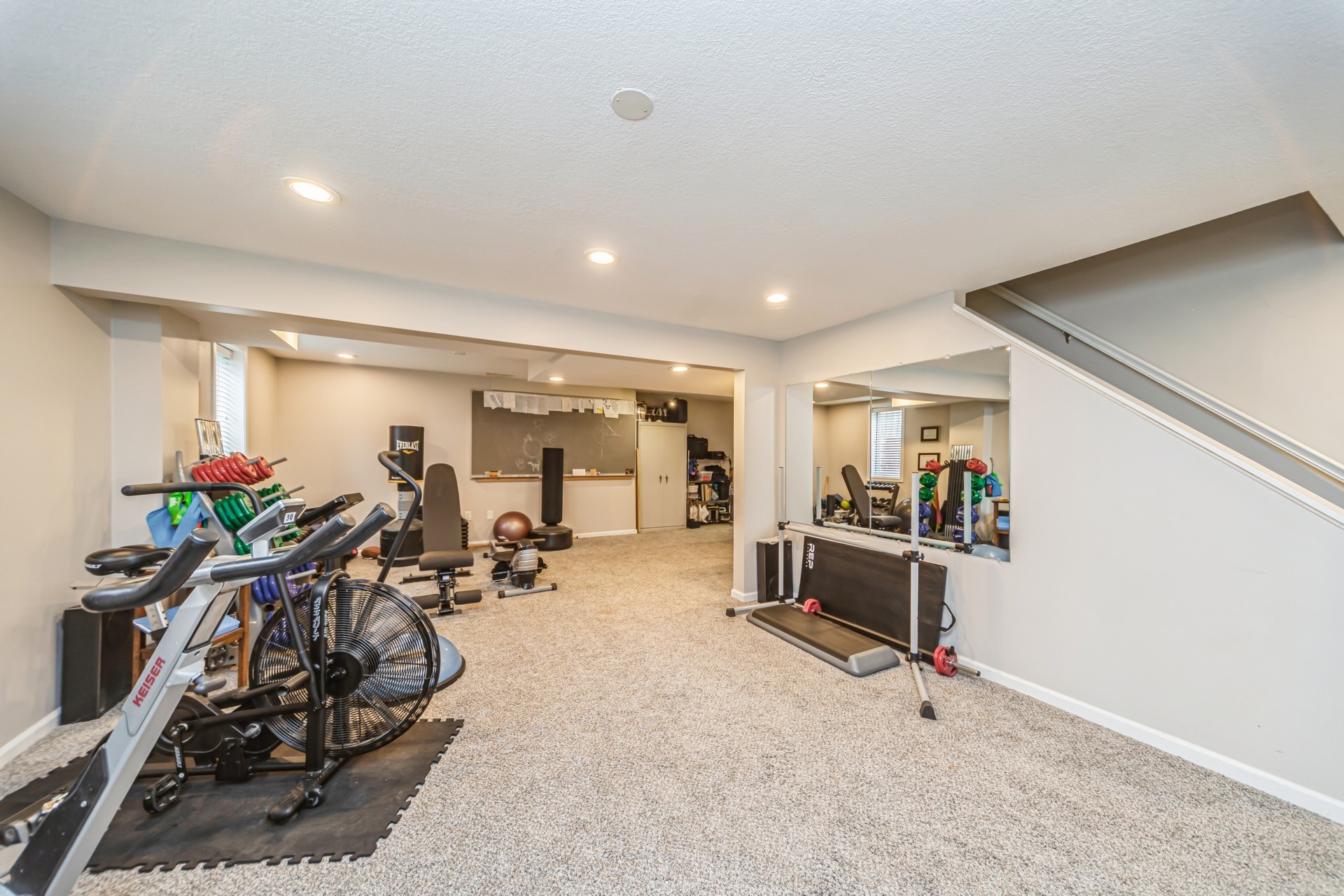 9401 Hickory Drive, Urbandale, Iowa image 25