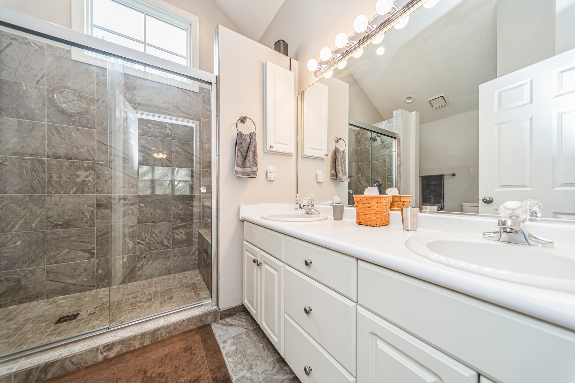 9401 Hickory Drive, Urbandale, Iowa image 19