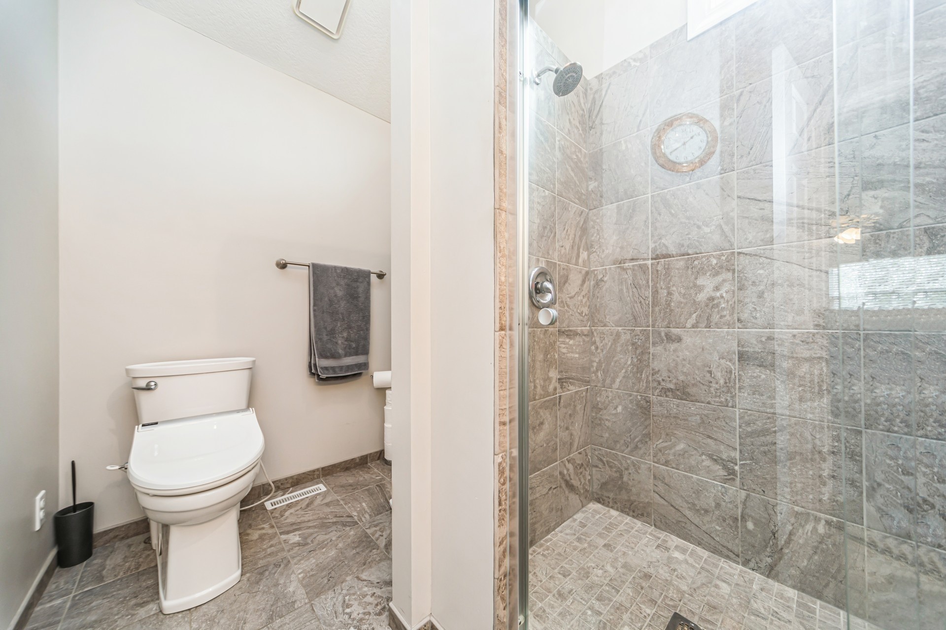 9401 Hickory Drive, Urbandale, Iowa image 20