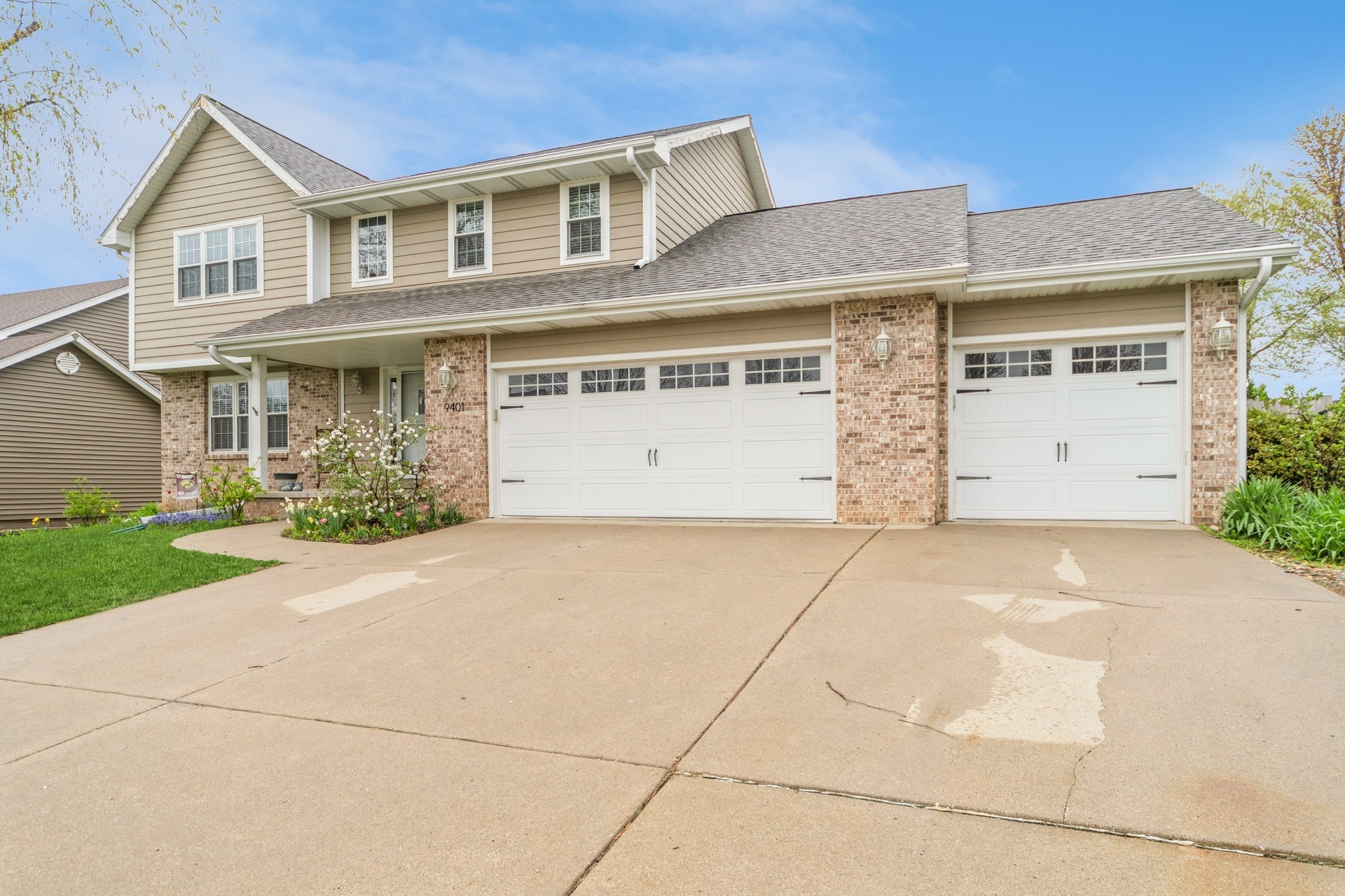 9401 Hickory Drive, Urbandale, Iowa image 3