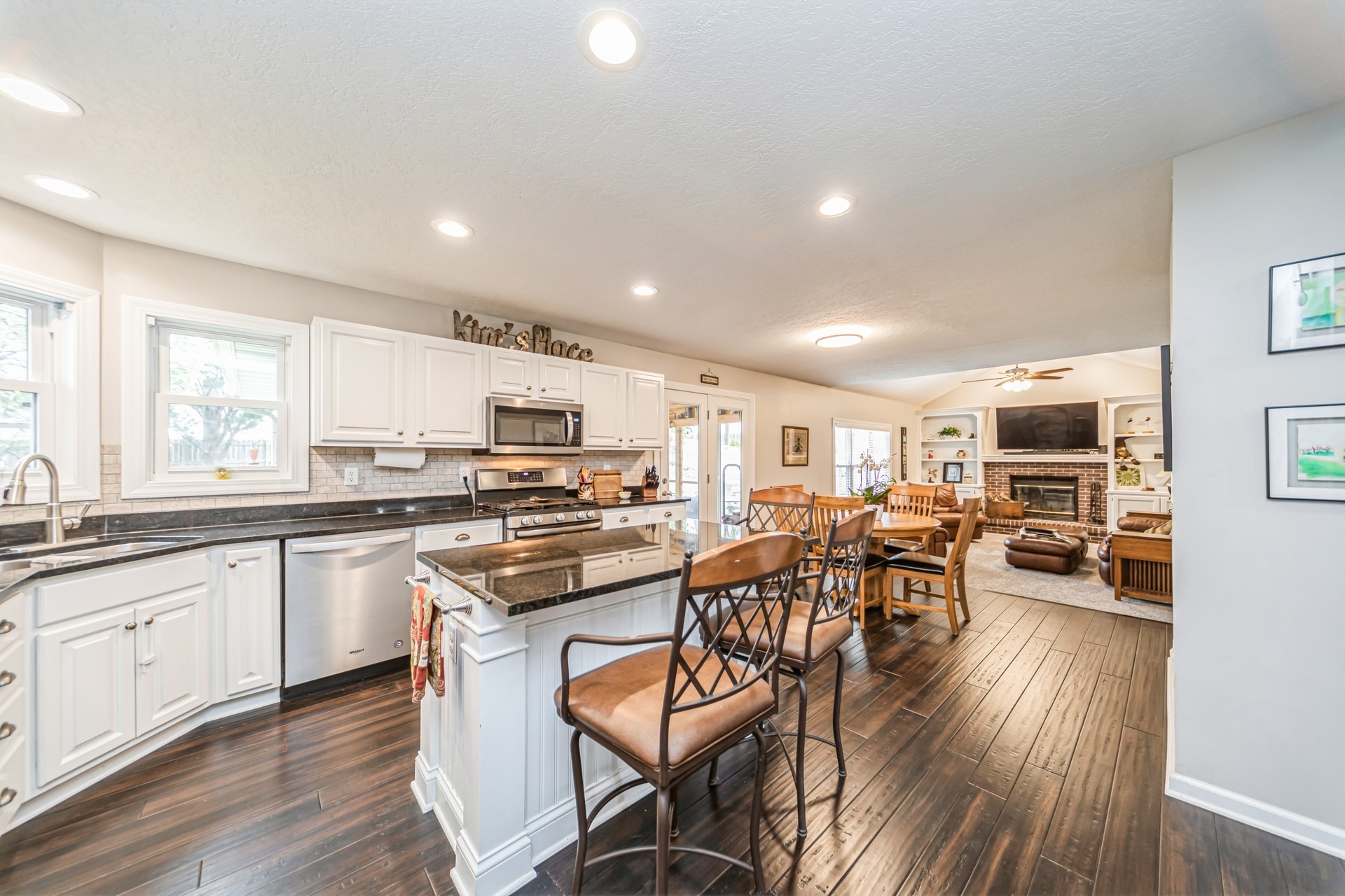 9401 Hickory Drive, Urbandale, Iowa image 9
