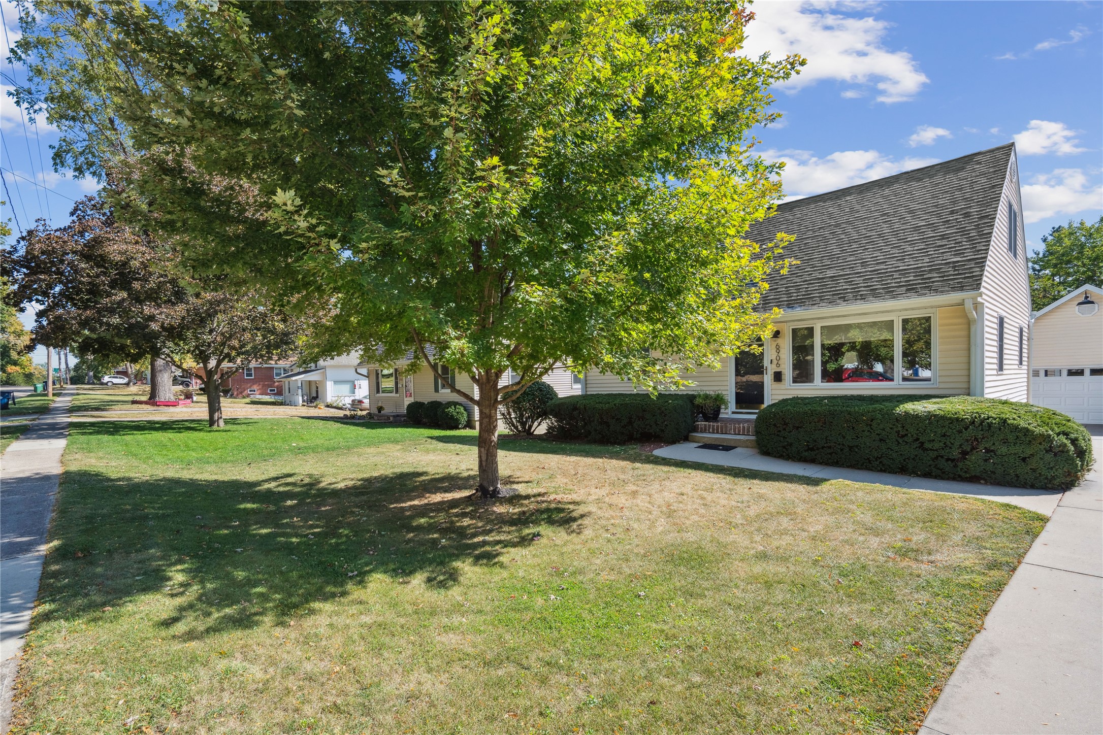 6906 Roseland Drive, Urbandale, Iowa image 3