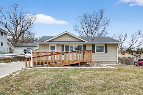 Homes For Sale - 2420 SE 6th Street<br/> Des Moines, IA 50315