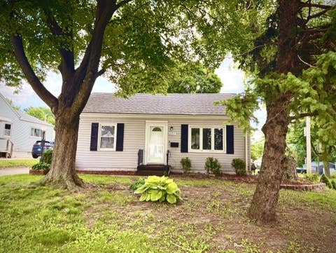 Homes For Sale - 601 11th Street<br/> West Des Moines, IA 50265