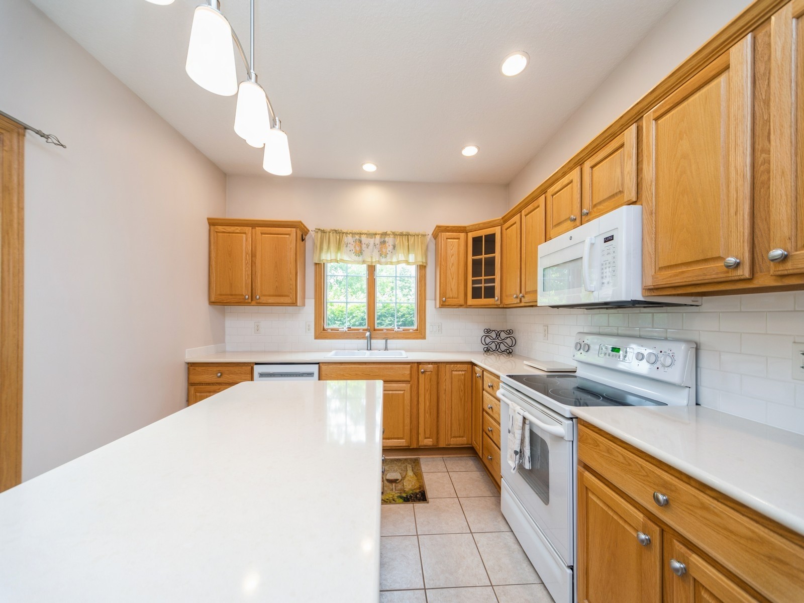 8808 Stonepointe Lane, Johnston, Iowa image 6