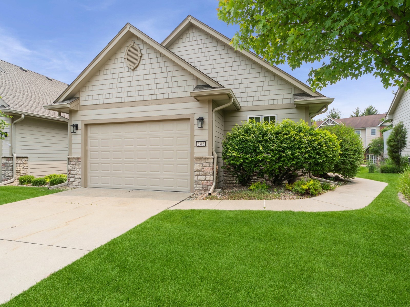 8808 Stonepointe Lane, Johnston, Iowa image 1