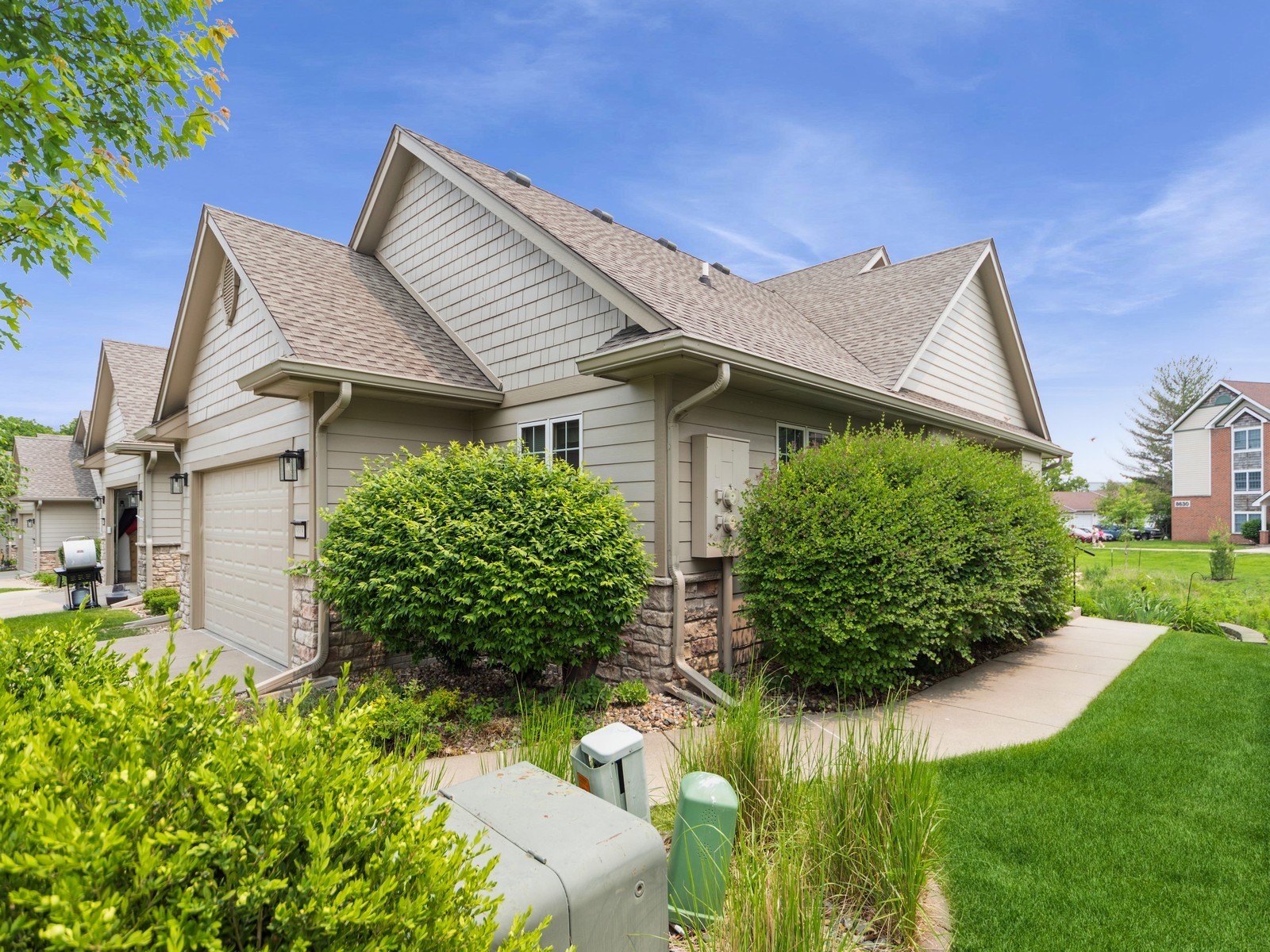 8808 Stonepointe Lane, Johnston, Iowa image 32
