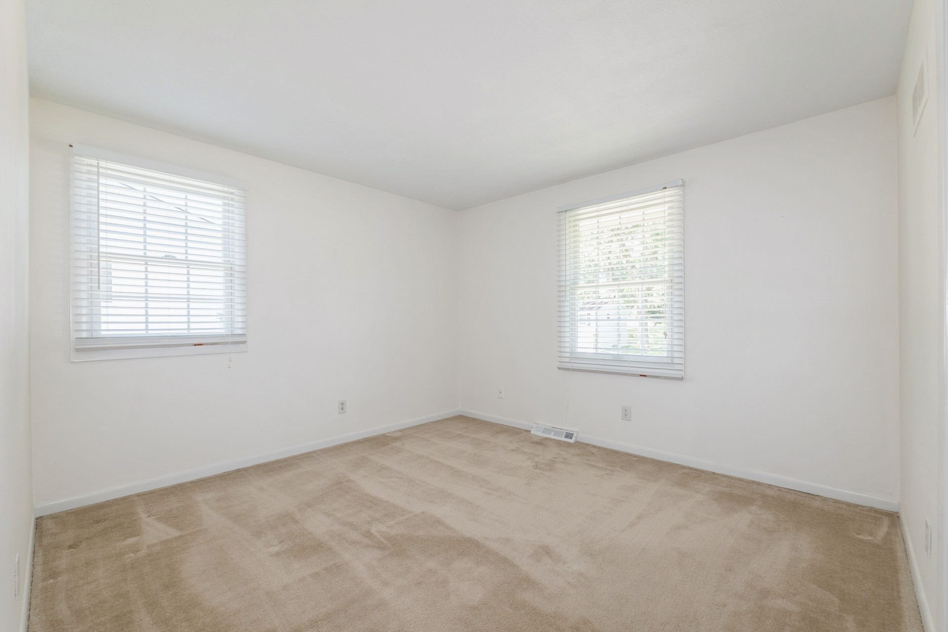 Urbandale, Iowa 50322, United States, 3 Bedrooms Bedrooms, ,2 BathroomsBathrooms,Residential,Active,166758