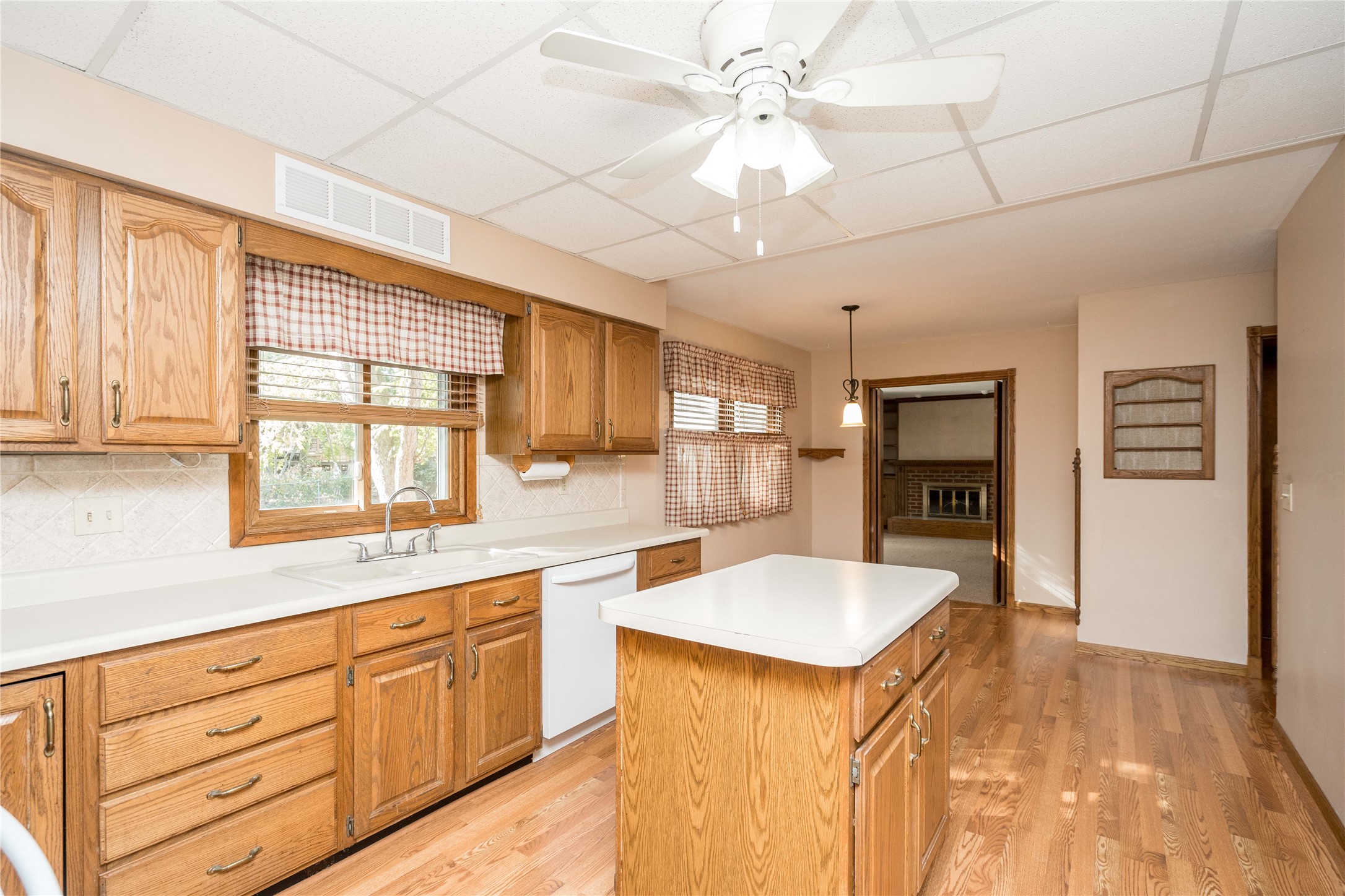 3304 Melanie Drive, Urbandale, Iowa image 3