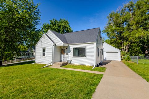 Homes For Sale - 3422 66th Street<br/> Urbandale, IA 50322