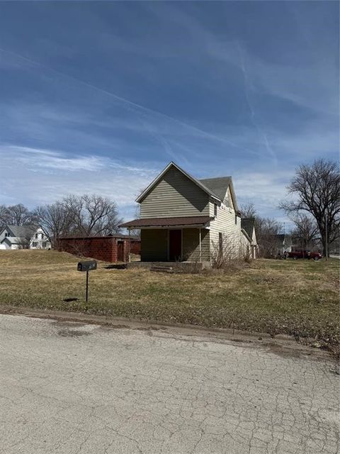 Homes For Sale - 702 2nd Street<br/> Redfield, IA 50233