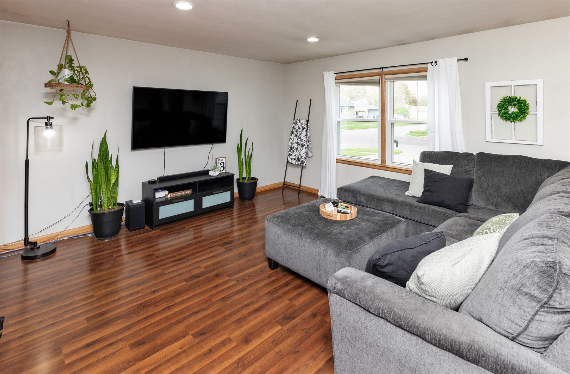 2701 E Walnut Street, Des Moines, Iowa image 2