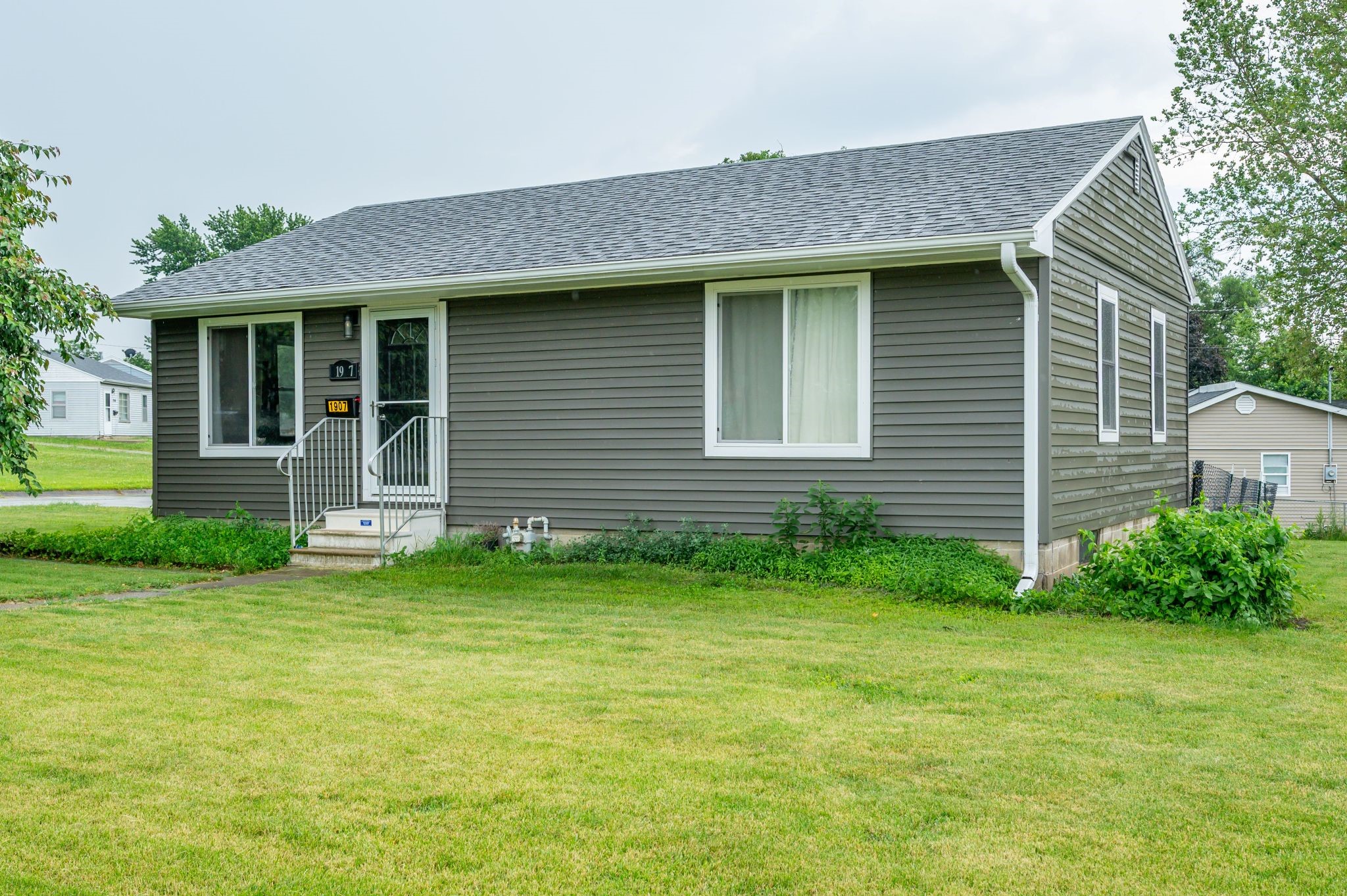 Photo 1 of 16 — 1907 S 7th Avenue E, Newton, IA 50208