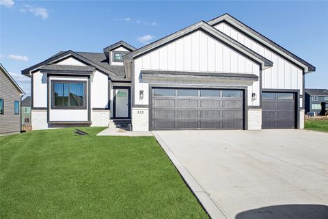 Homes For Sale - 415 NW Red Oak Court<br/> Waukee, IA 50263