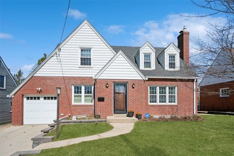 Homes For Sale - 5815 Kingman Avenue<br/> Des Moines, IA 50311