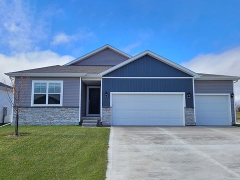 Homes For Sale - 930 Hillside Place<br/> Polk City, IA 50226