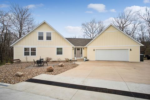 2279 Dakota Drive Pella IA 50219