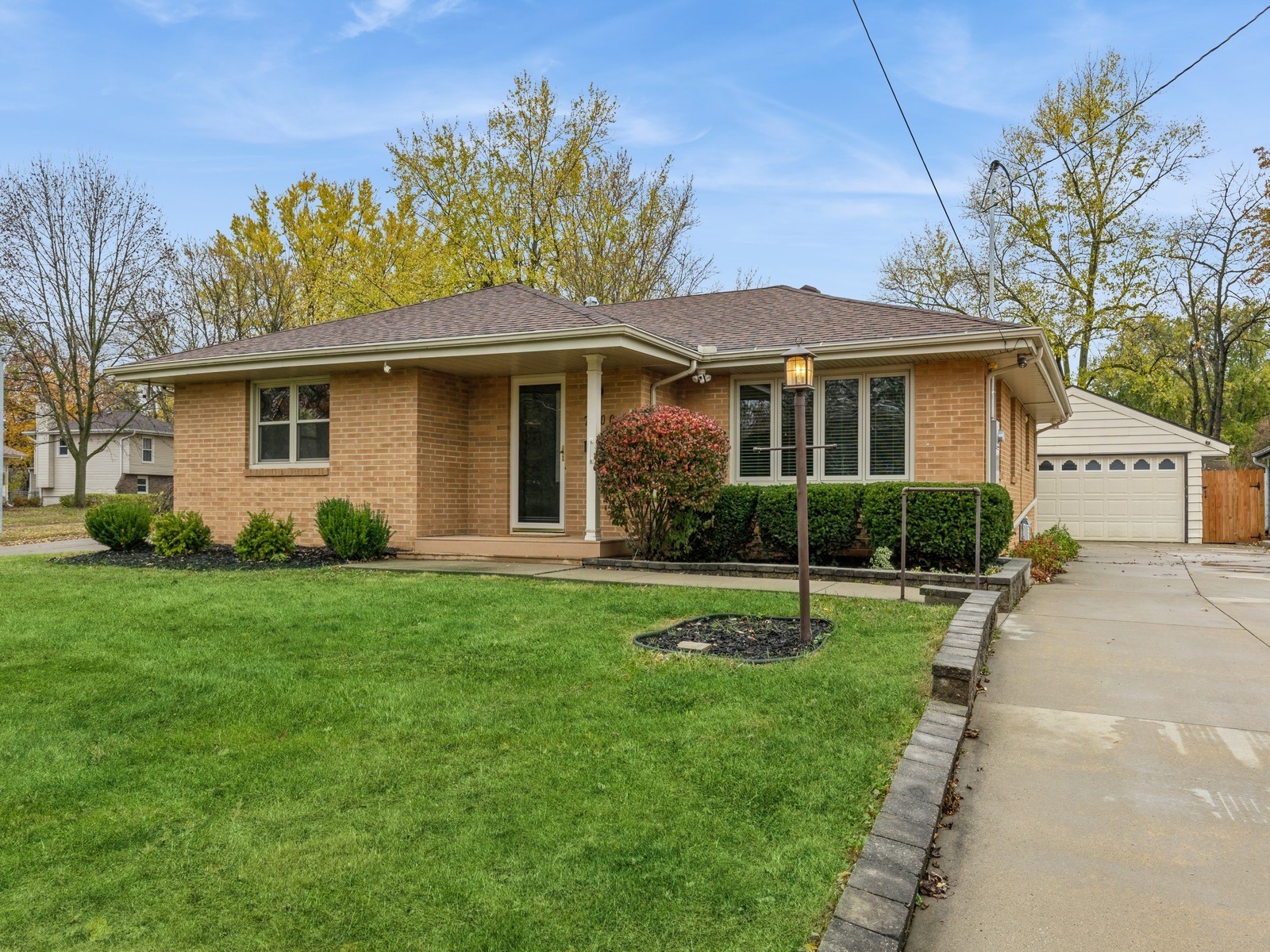 7700 Dellwood Drive, Urbandale, Iowa image 2