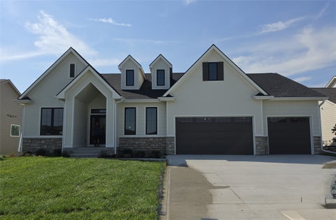 Homes For Sale - 4636 Centennial Boulevard<br/> Urbandale, IA 50323