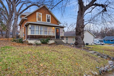 Homes For Sale - 711 Creston Avenue<br/> Des Moines, IA 50315