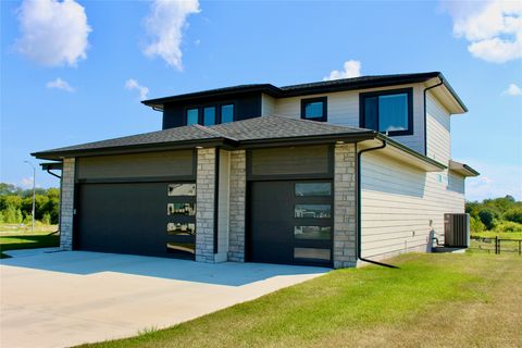 5627 163rd Street Urbandale IA 50323