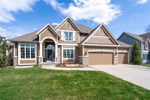 Homes For Sale - 215 SW Stonegate Drive<br/> Ankeny, IA 50023