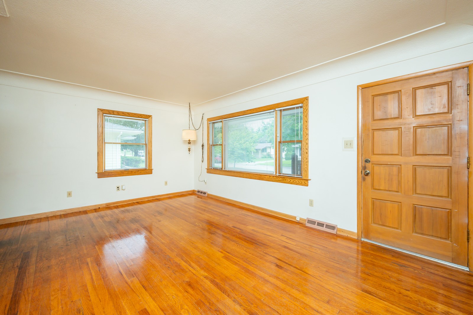 3214 Brinkwood Road, Des Moines, Iowa image 2