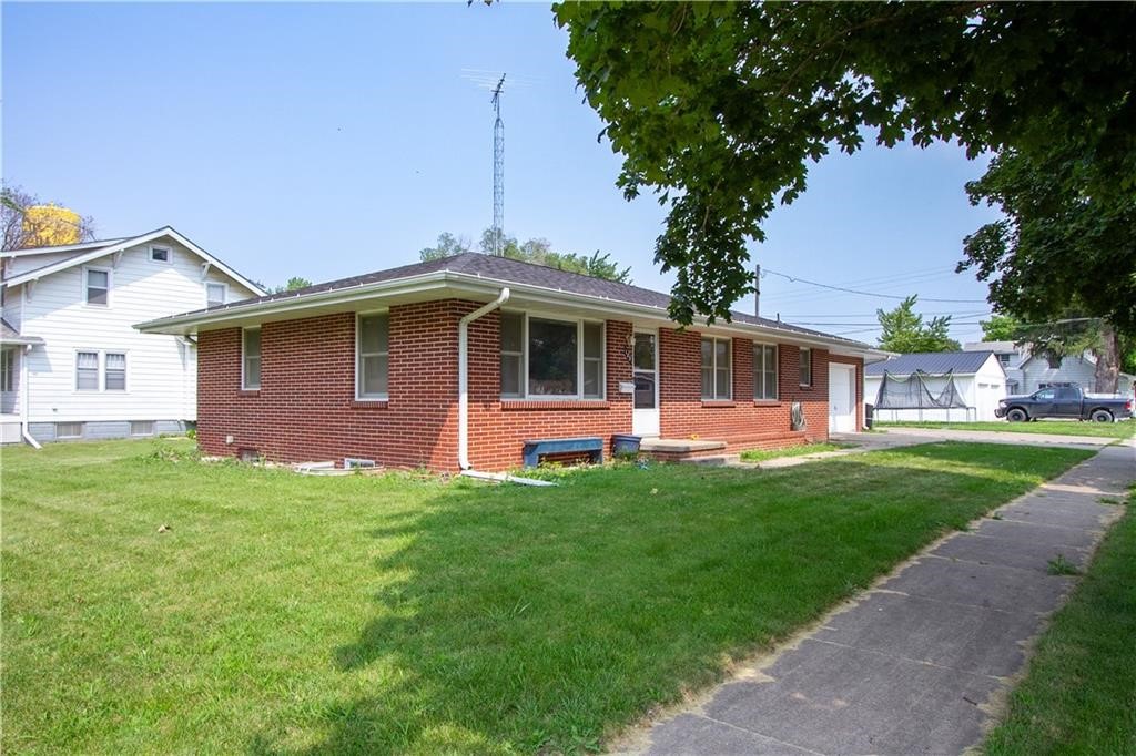 102 N Iowa Street, Knoxville, Iowa image 2