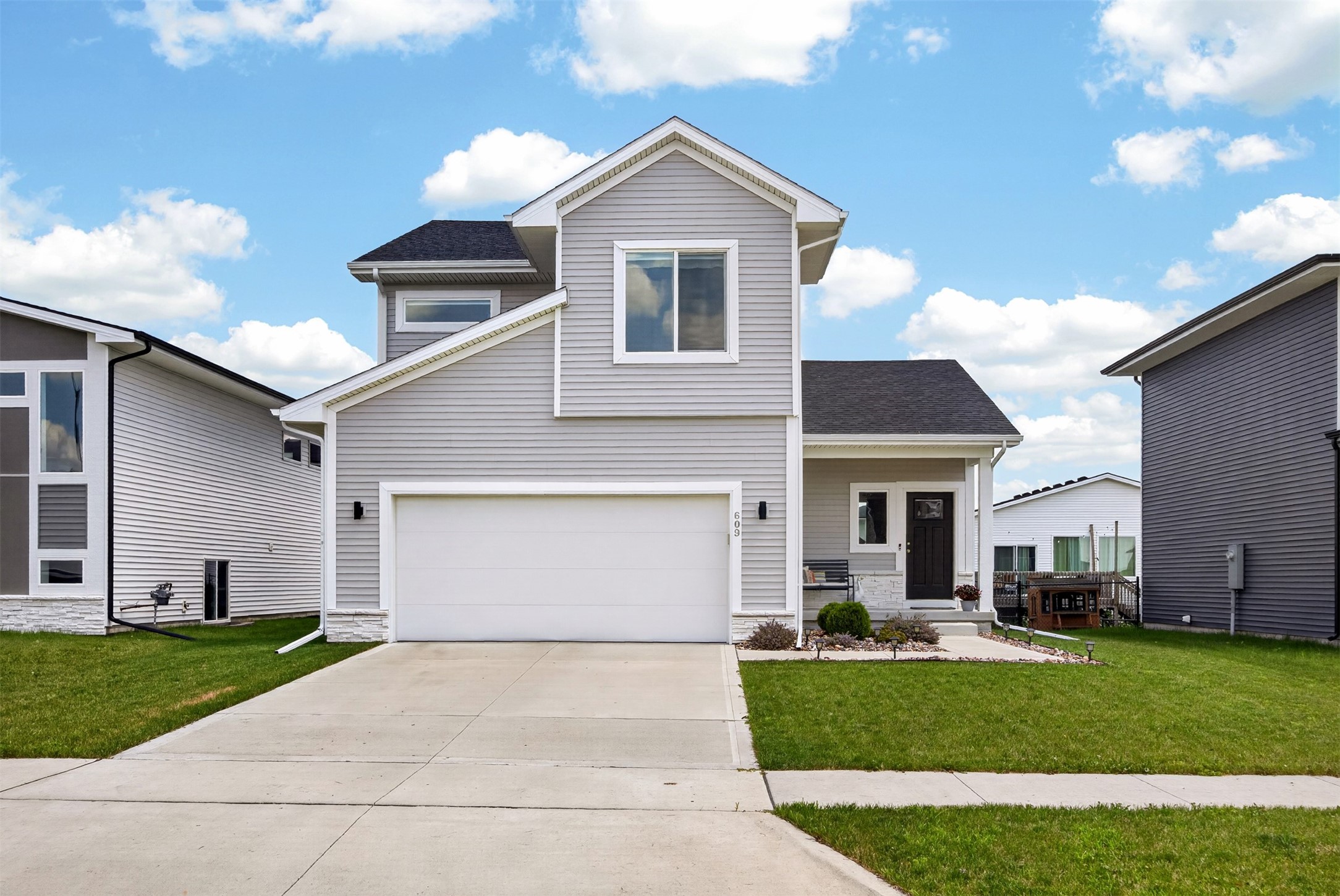 Photo 1 of 30 — 609 NE Hunter Drive, Ankeny, IA 50021
