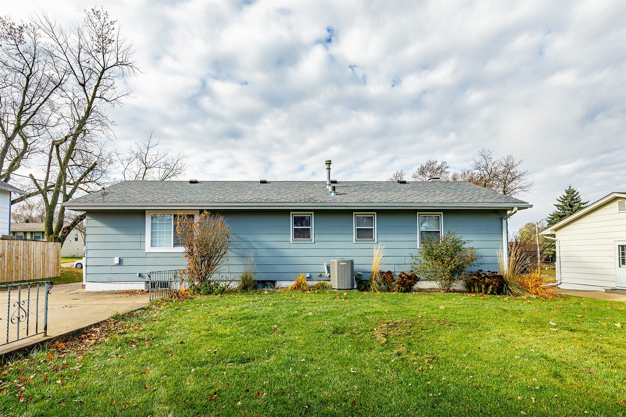 305 NE Crestmoor Place