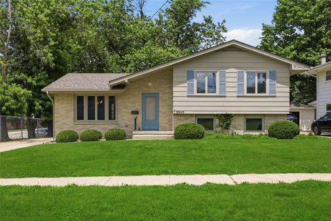 Homes For Sale - 3905 Bel Aire Road<br/> Des Moines, IA 50310