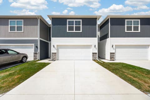 Townhouse For Sale - 14215 Bentwood Drive<br/> Dallas County, Urbandale, IA 50323