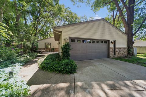 Homes For Sale - 917 55th Street<br/> West Des Moines, IA 50266