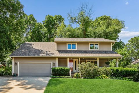 Homes For Sale - 7008 Rocklyn Circle<br/> Urbandale, IA 50322