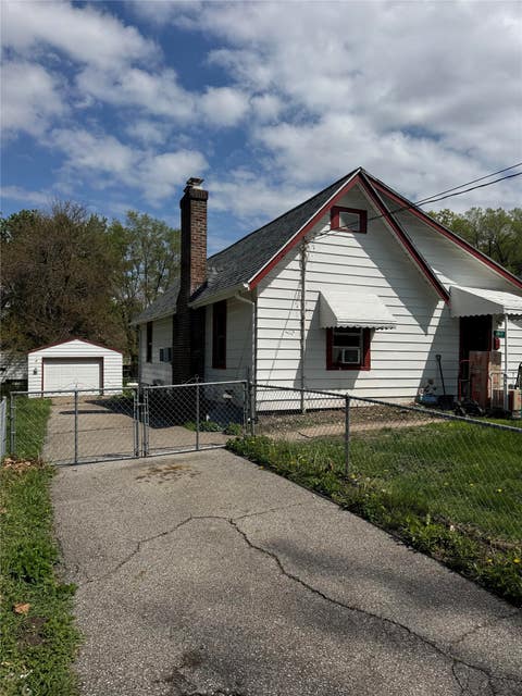 Homes For Sale - 1317 E 16th Street<br/> Des Moines, IA 50316