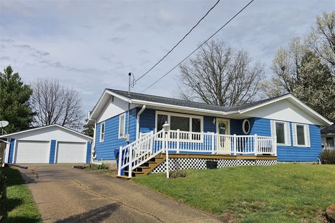 Homes For Sale - 122 Gepke Parkway<br/> Des Moines, IA 50320