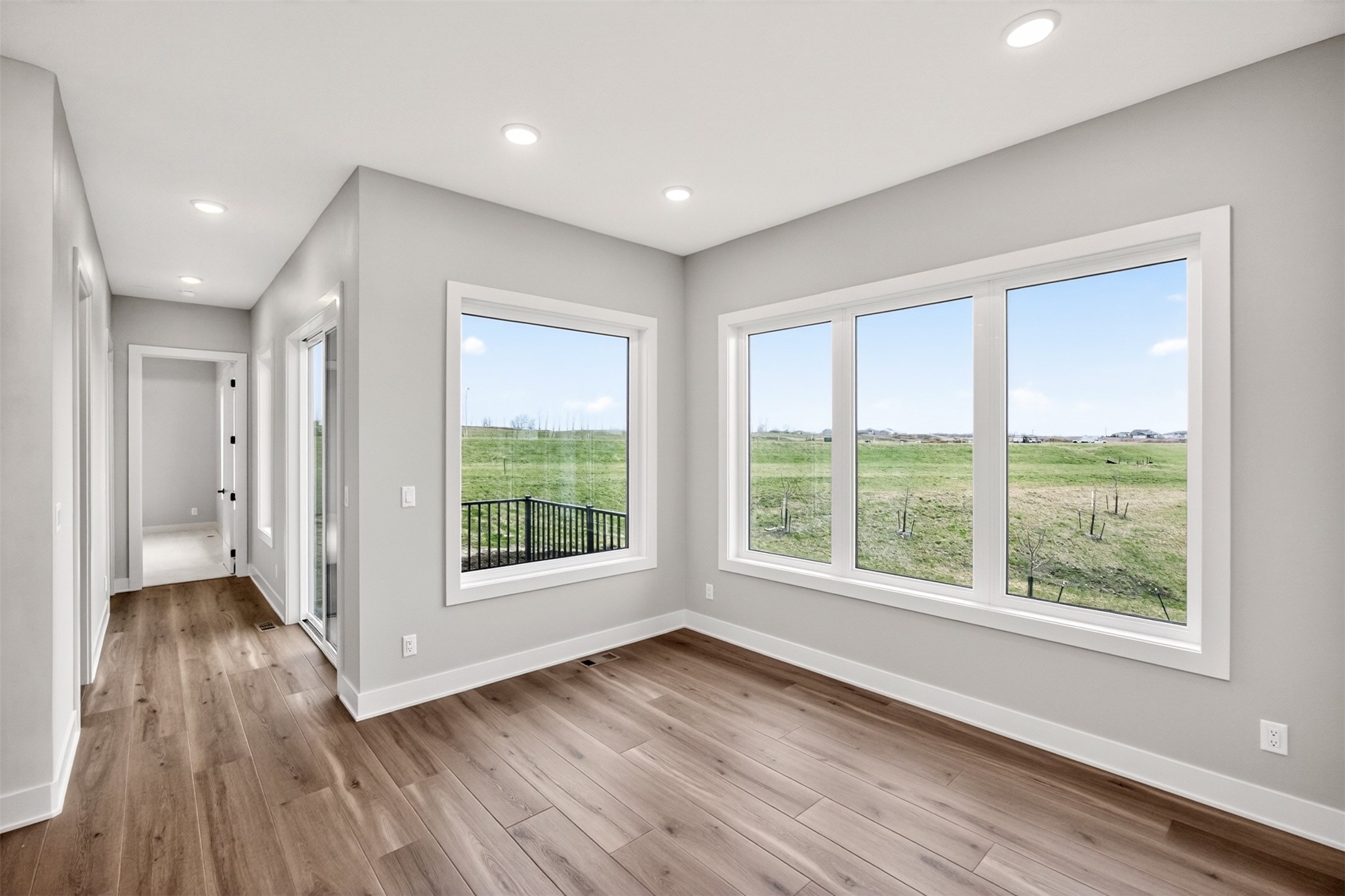 Urbandale, Iowa, 50323, United States, 4 Bedrooms Bedrooms, ,5 BathroomsBathrooms,Residential,Active,1945186