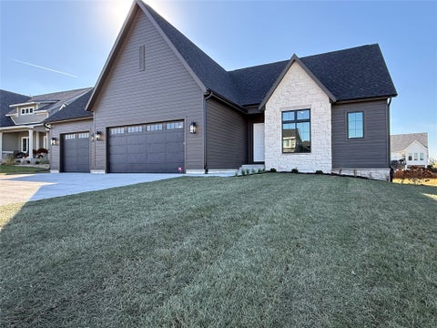 Homes For Sale - 6112 NE Oak Drive<br/> Ankeny, IA 50021