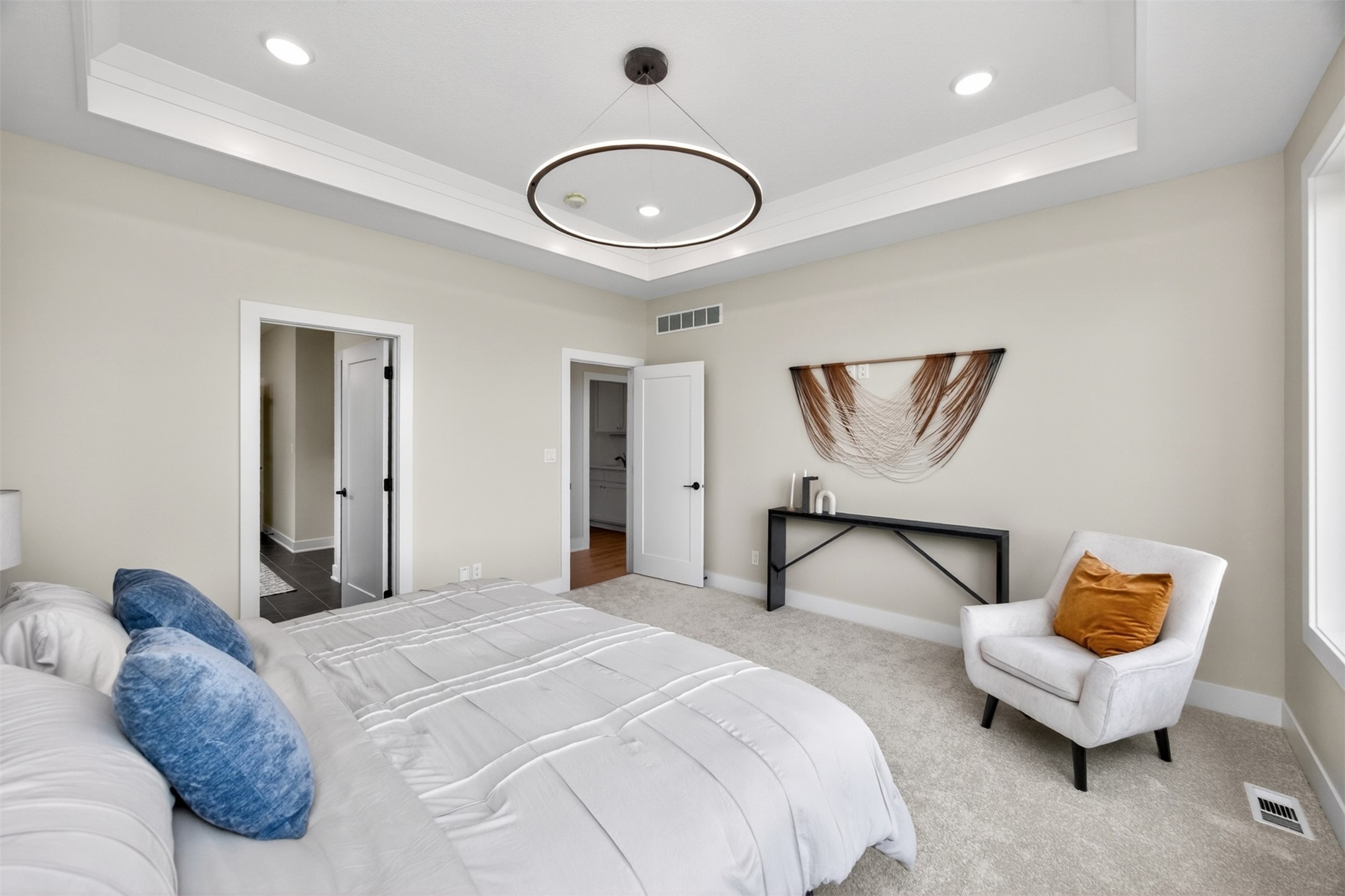 Urbandale, Iowa, 50323, United States, 5 Bedrooms Bedrooms, ,5 BathroomsBathrooms,Residential,Active,2017880