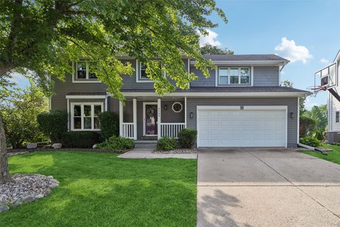 Homes For Sale - 4709 80th Place<br/> Urbandale, IA 50322