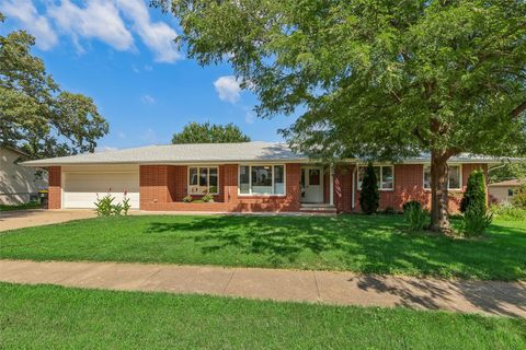 Homes For Sale - 416 N 11th Street Place<br/> Dallas County, Adel, IA 50003