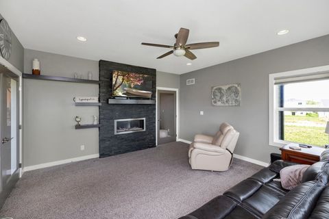 Single Family Residence in Urbandale IA 16601 Walnut Meadows Drive 6.jpg