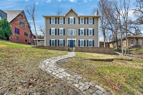 Homes For Sale - 724 50th Street<br/> Des Moines, IA 50312