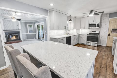 116 E 14th Street Pella IA 50219