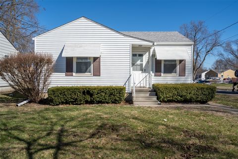 Homes For Sale - 5701 Holcomb Avenue<br/> Des Moines, IA 50310