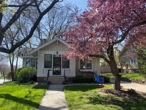 Homes For Sale - 904 45th Street<br/> Des Moines, IA 50312
