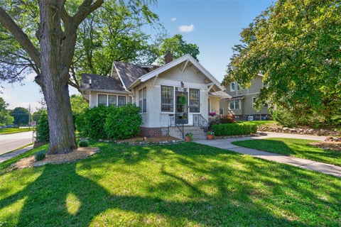 Homes For Sale - 904 45th Street<br/> Des Moines, IA 50312