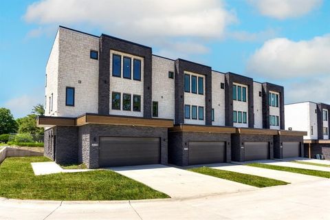 2714 Fleur Drive 11 Des Moines IA 50321